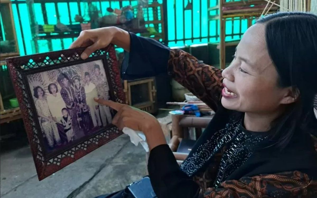 Ema saat menunjukkan foto keponakannya, Bintang dan Elly, pasutri asal Banyuwangi yang menjadi korban kecelakaan laut KMP Tunu Pratama Jaya.