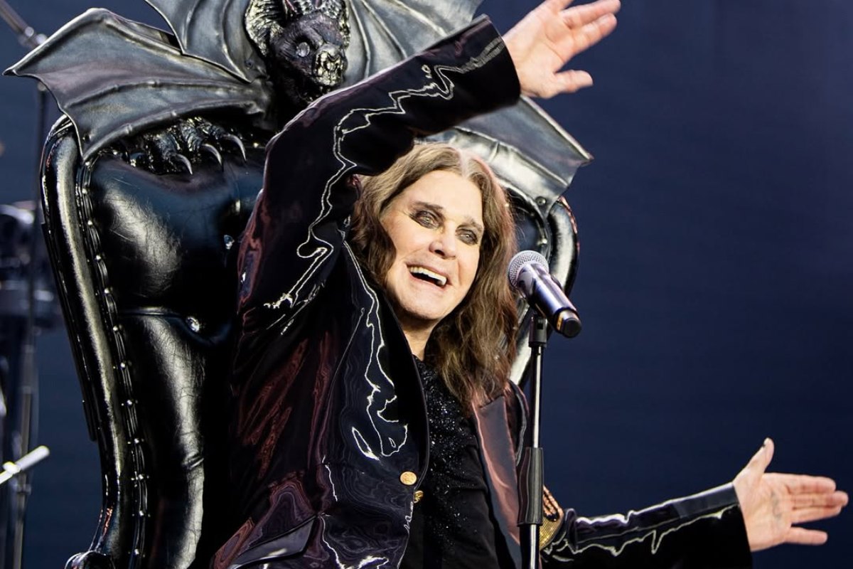 Ozzy Osbourne meninggal dunia di usia 76 tahun.