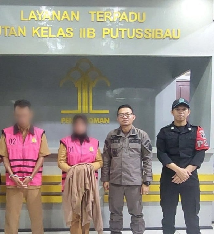 TIPIKOR : Kedua tersangka kasus Tipikor Dana Desa dan  BUMDes Kapuas Hulu saat dijebloskan ke penjara oleh Kejari Kapuas Hulu.