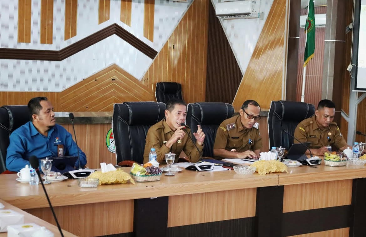 RAKOR : Wabup Ketapang, Jamhuri Amir, memimpin rapat koordinasi penanggulangan kemiskinan di Ketapang, Senin (21/7).