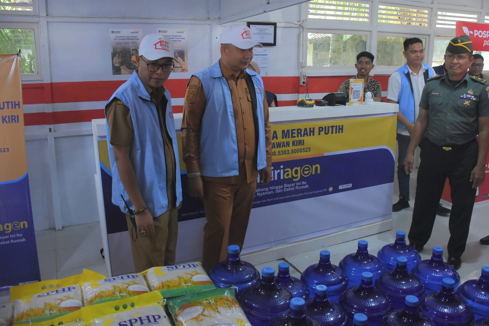 TINJAU : Bupati Ketapang, Alexander Wilyo, meninjau pengelolaan Koperasi Merah Putih di Desa Sungai Awan Kiri, Kecamatan Muara Pawan, Senin (21/7).