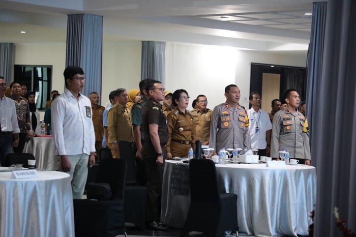 LUNCURKAN: Wali Kota Tjhai Chui Mie bersama jajaran Forkopimda dan ketua koperasi kelurahan se-Kota Singkawang mengikuti peluncuran nasional Koperasi Merah Putih secara daring.