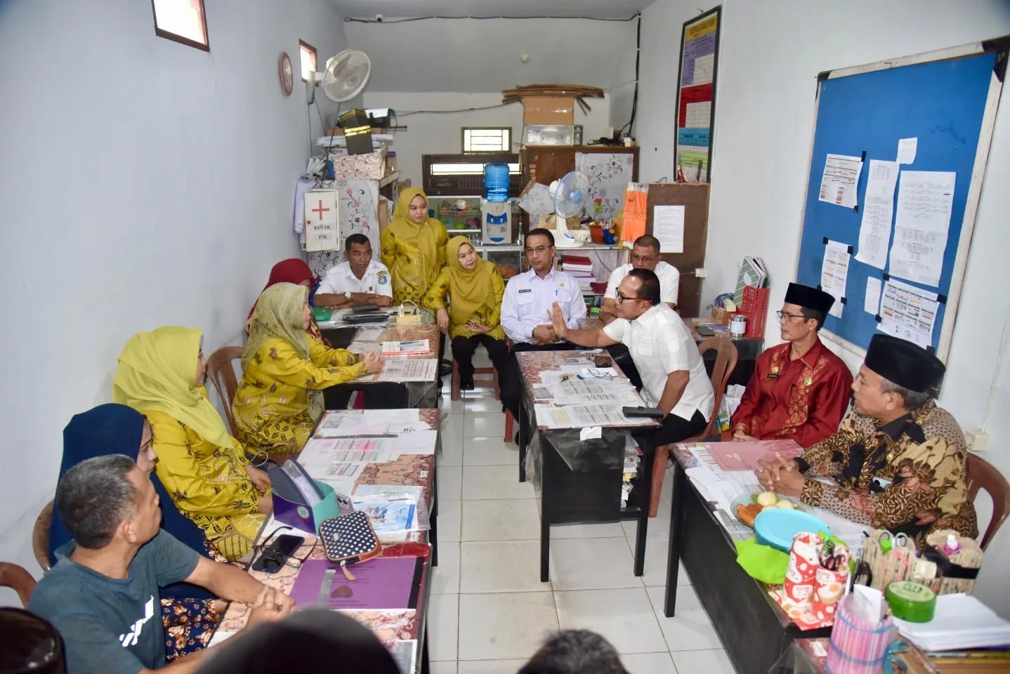 MEDIASI: Bupati Sujiwo mendatangi langsung MTS Al-Raudhatul Islamiyah dan memimpin mediasi antara guru dan orang tua murid, Rabu (23/7), untuk menyelesaikan persoalan video viral soal LKS.