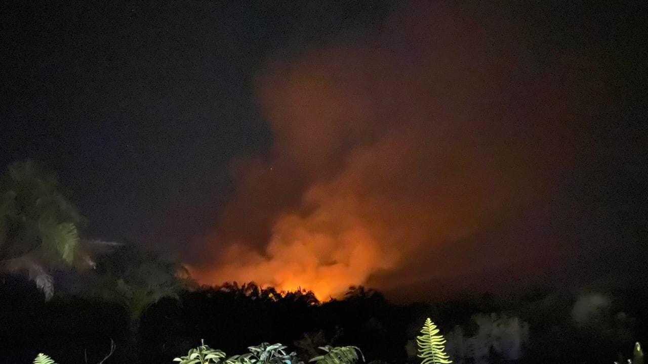 KARHUTLA: Asap mengepul dari lahan gambut yang terbakar di jalur Jembatan 9, akses Bandara Singkawang. Petugas gabungan masih berupaya memadamkan api, Rabu (23/7).