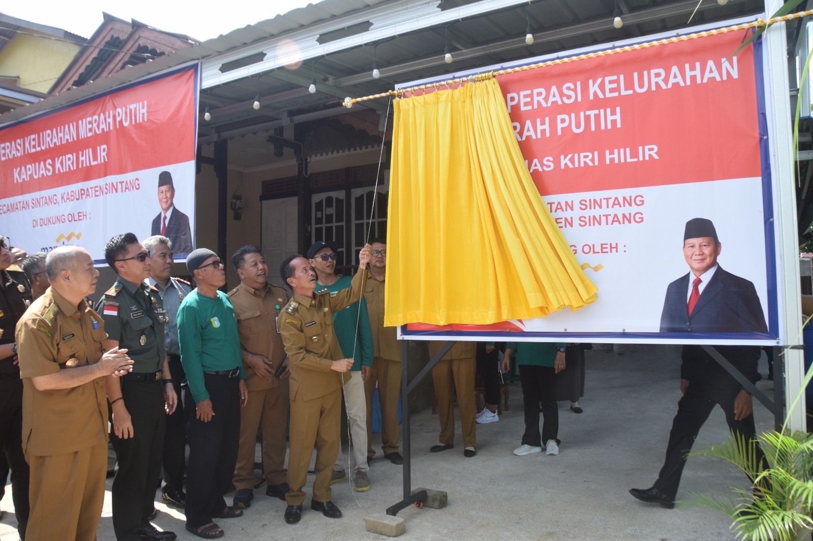 RESMIKAN: Bupati Sintang, Gregorius Herkulanus Bala, saat meresmikan Koperasi Merah Putih yang berlokasi di Kelurahan Kapuas Kiri Hilir, Kecamatan Sintang pada Senin (21/7).