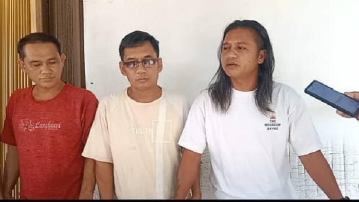 Tokoh Pemuda Dayak Melawi, Embang ( kanan) yang juga menjabat sebagai Kepala Desa Kompi saat di wawancarai awak media, selasa (22/7)