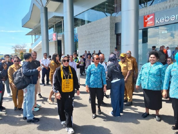 Ketua Umum TP PKK Pusat, Ny. Tri Suswati Tito Karnavian, tiba di Bandara Douw Aturure Nabire, disambut jajaran pemerintah dan TP PKK setempat.