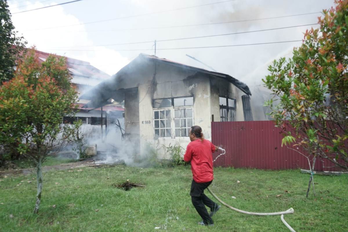 Kebakaran melanda rumah kos dan kontrakan di Komplek Untan Pontianak, Rabu (23/7) siang.