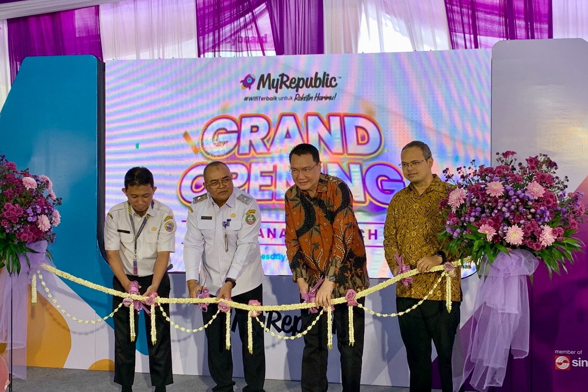 Perwakilan Pemerintah Kota Pontianak bersama jajaran direksi MyRepublic Indonesia melakukan prosesi potong pita sebagai simbol peresmian ekspansi layanan internet MyRepublic ke Pontianak, Rabu (23/7).
