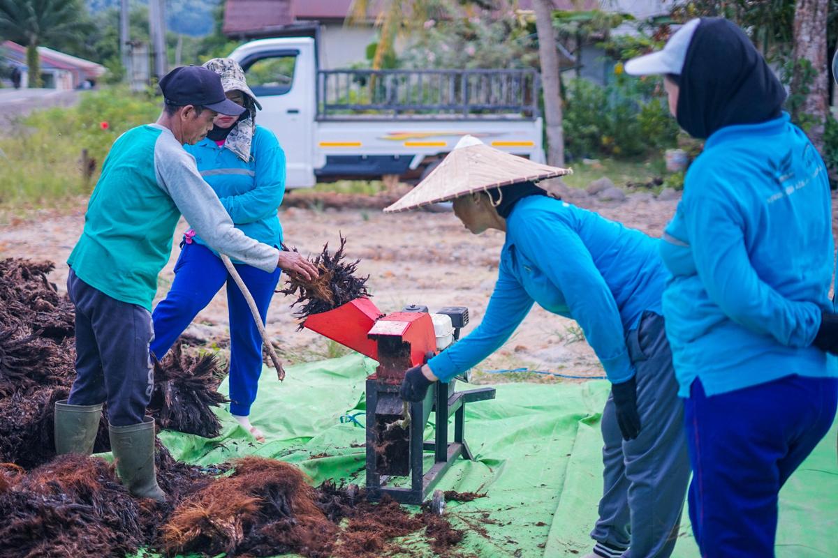 Penggunaan mesin Slikos oleh Kelompok Tani Melati Natai untuk membuat pupuk Tankos, Rabu (23/7).