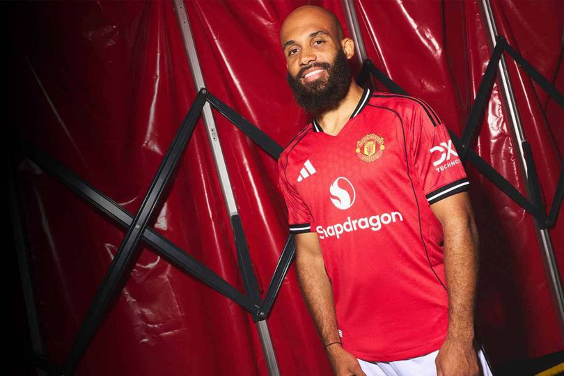 MANCHESTER UNITED AKHIRNYA TUNTAS: Winger kanan baru Manchester United Bryan Mbeumo diperkenalkan di markas latihan klub di Carrington, kemarin (22/7).