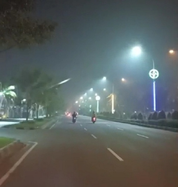 Kabut asap pekat menyelimuti Jalan Ahmad Yani, Pontianak, saat malam hari, mengganggu jarak pandang pengendara.