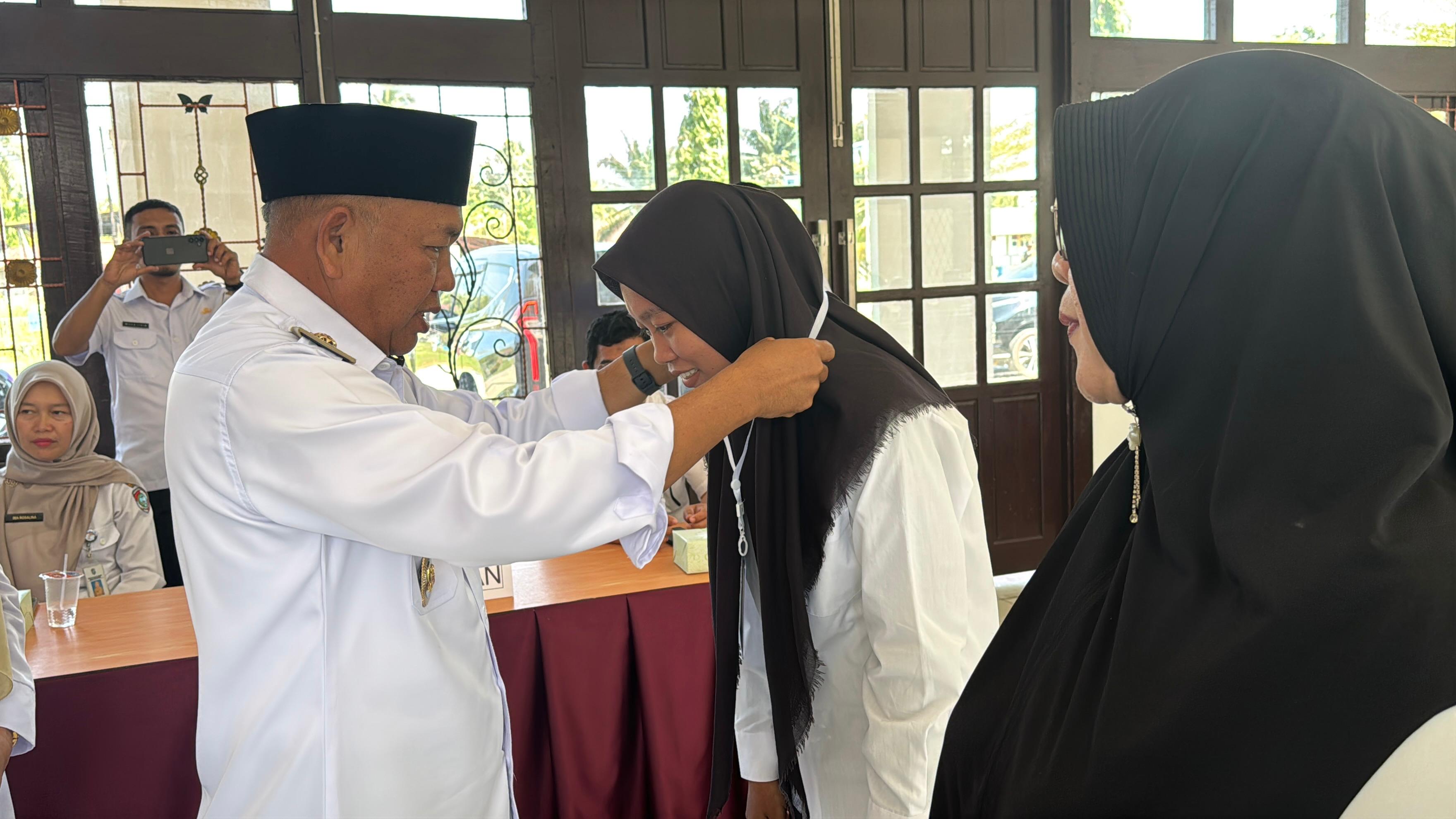 TANDA: Wakil Bupati Mempawah mengalungkan tanda peserta Pelatihan Berbasis Kompetensi (PBK) Gelombang II.