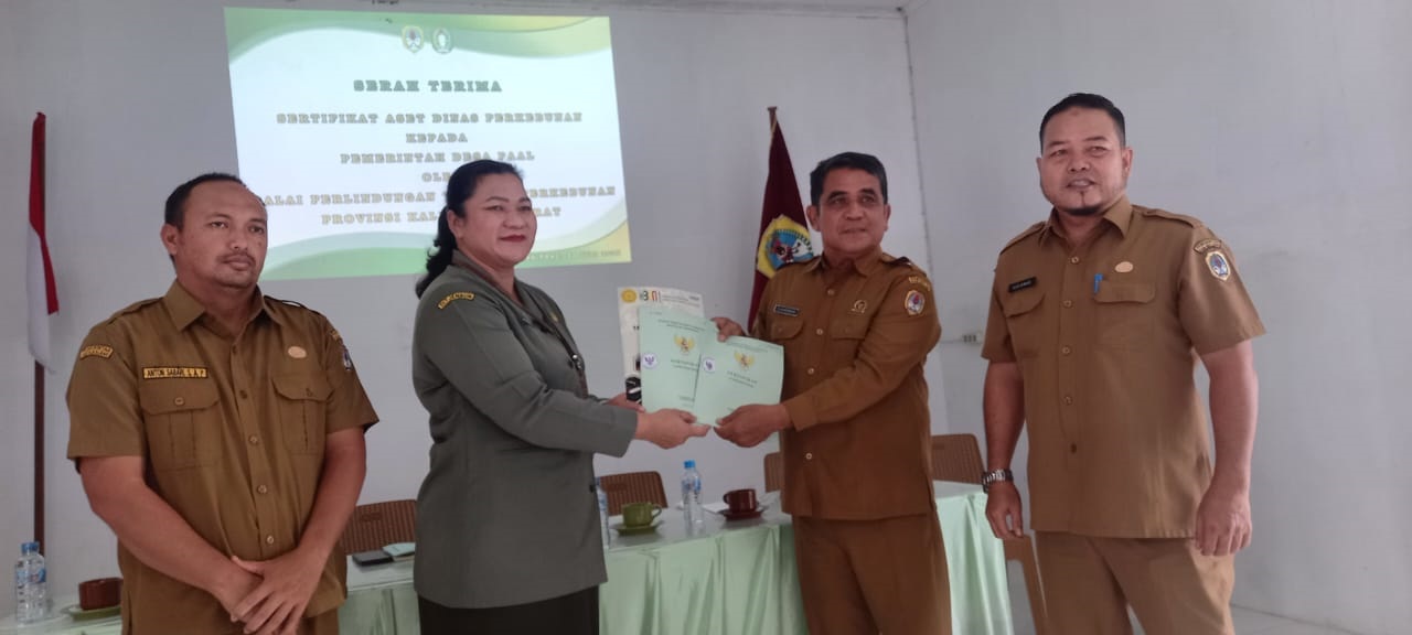 SIMBOLIS: Kepala Desa Paal, Sukarman, menerima secara simbolis sertifikat hibah bangunan dari Balai Perlindungan Tanaman Perkebunan Kalbar, yang akan dimanfaatkan untuk Polindes, pasar UKM, dan ruang