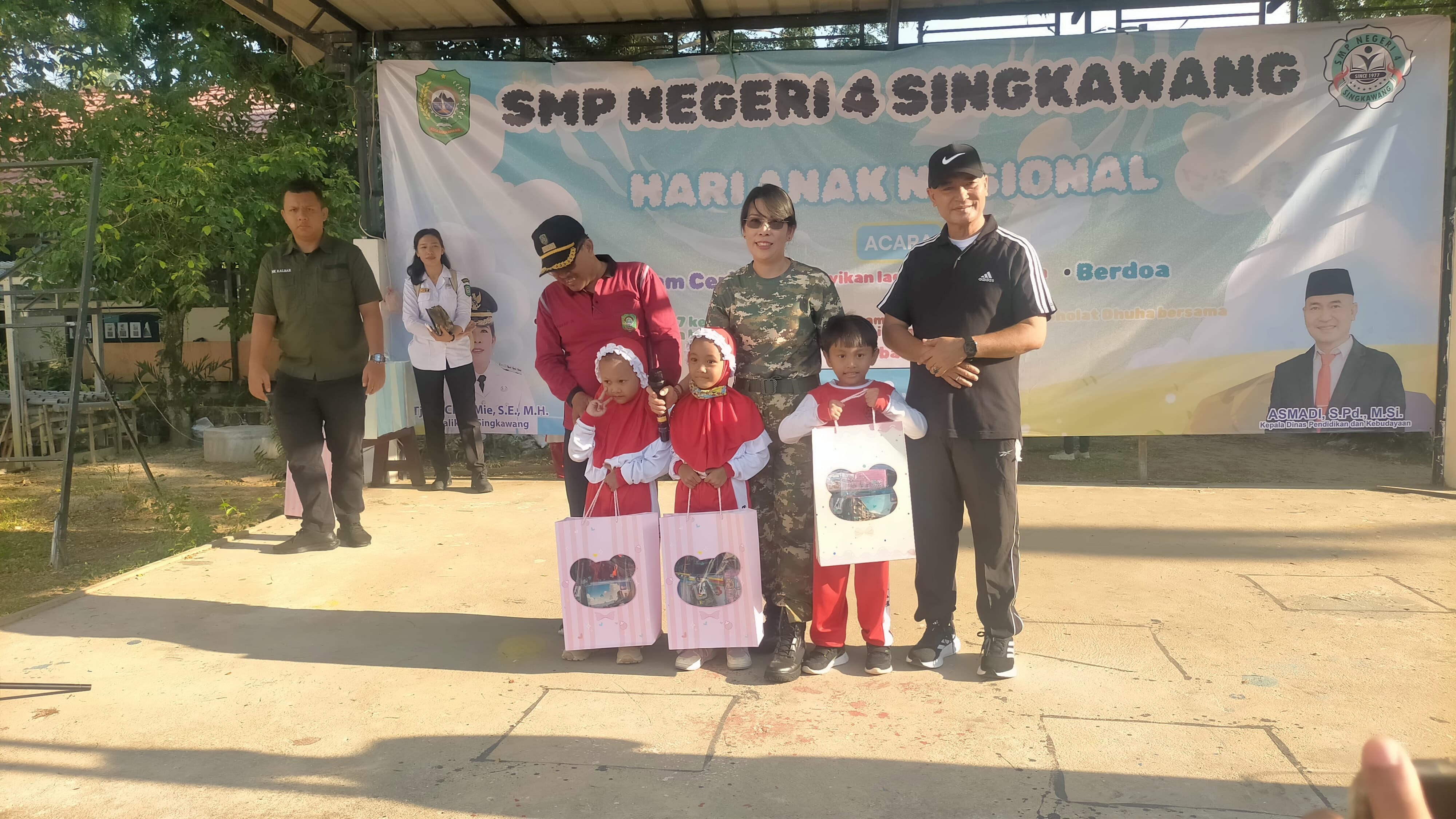 HARI ANAK NASIONAL: Wali Kota Singkawang Tjhai Chui Mie saat kegiatan Pertumbuhan Pagi Ceria di SMPN 4 Singkawang dalam rangka Hari Anak Nasional 2025, Rabu (23/7).