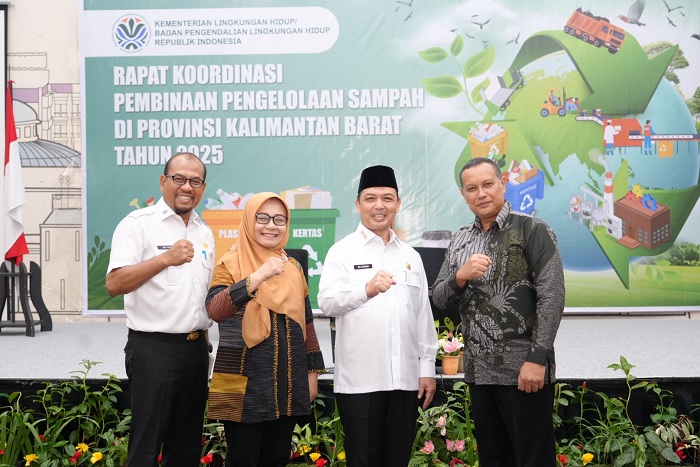 DIABADIKAN: Gubernur Kalbar Ria Norsan berfoto bersama jajaran Kementerian Lingkungan Hidup, DLHK Kalbar, usai membuka Rakortek Pengelolaan Sampah di Pontianak, Rabu (23/7).