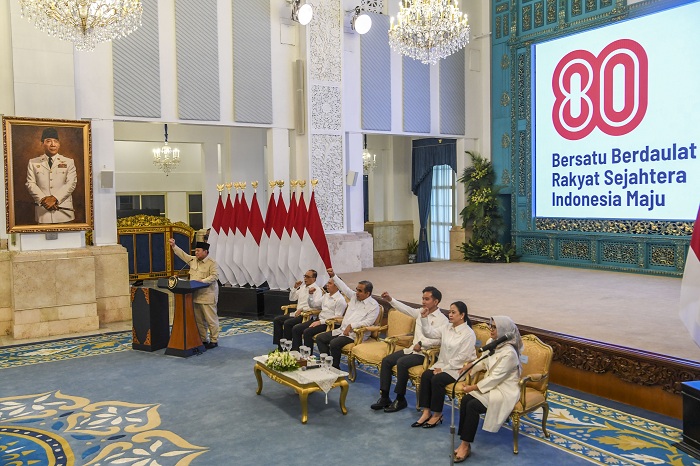 Presiden Prabowo Subianto (kiri) meluncurkan logo dan tema HUT ke-80 RI disaksikan Wakil Presiden Gibran Rakabuming Raka (ketiga kanan), Ketua DPR Puan Maharani (kedua kanan), Ketua Mahkamah Agung Sunarto (kedua kiri), Ketua DPD Sultan Bachtiar Najamudin