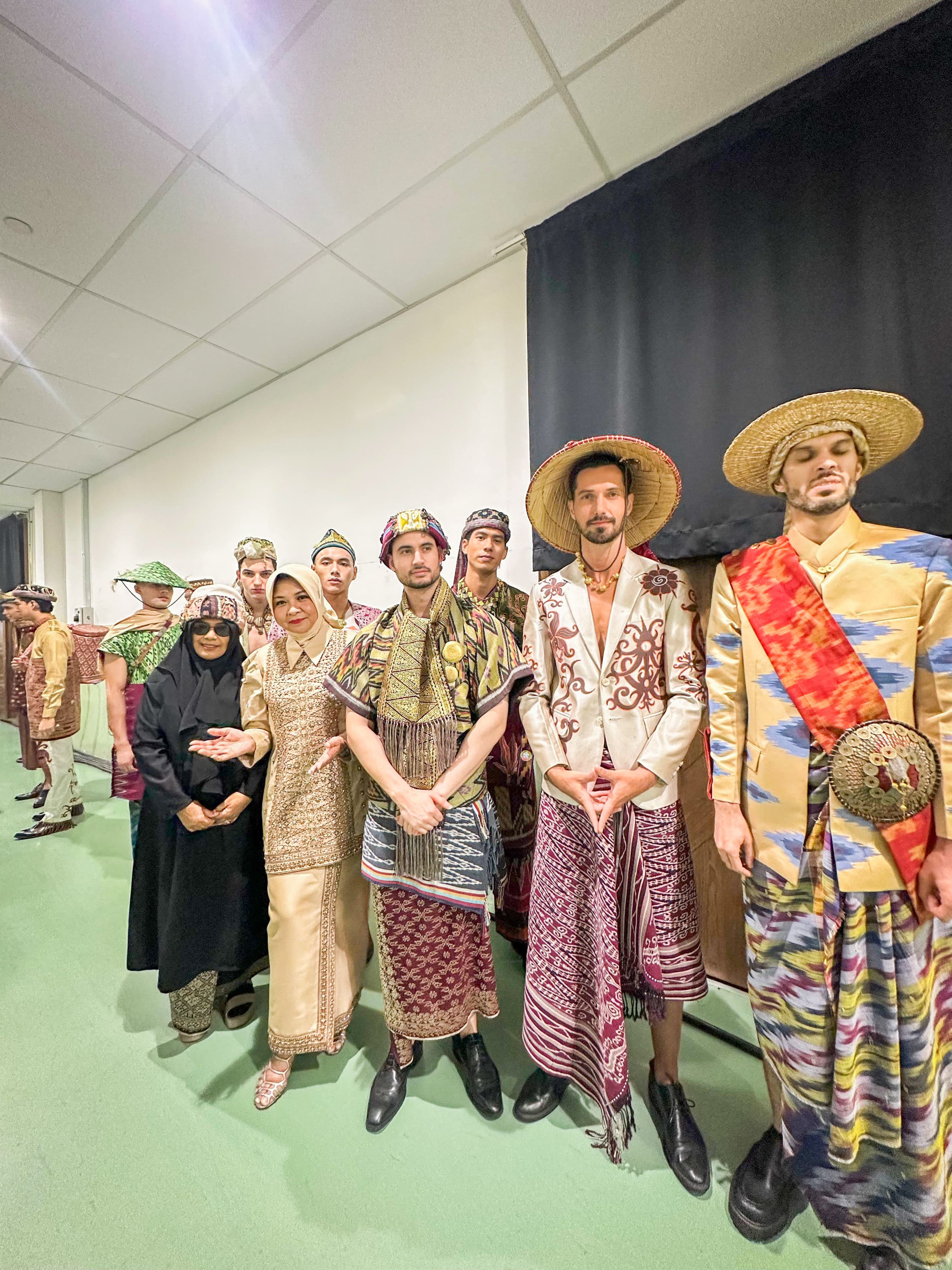 MEMUKAU : Wastra Kalbar tampil memukau dalam koleksi busana pria bertema &ldquo;Panglima Panglime&rdquo; karya desainer Savitri di ajang Kuala Lumpur Men&rsquo;s Fashion Week (KLMFW) 2025, Malaysia.