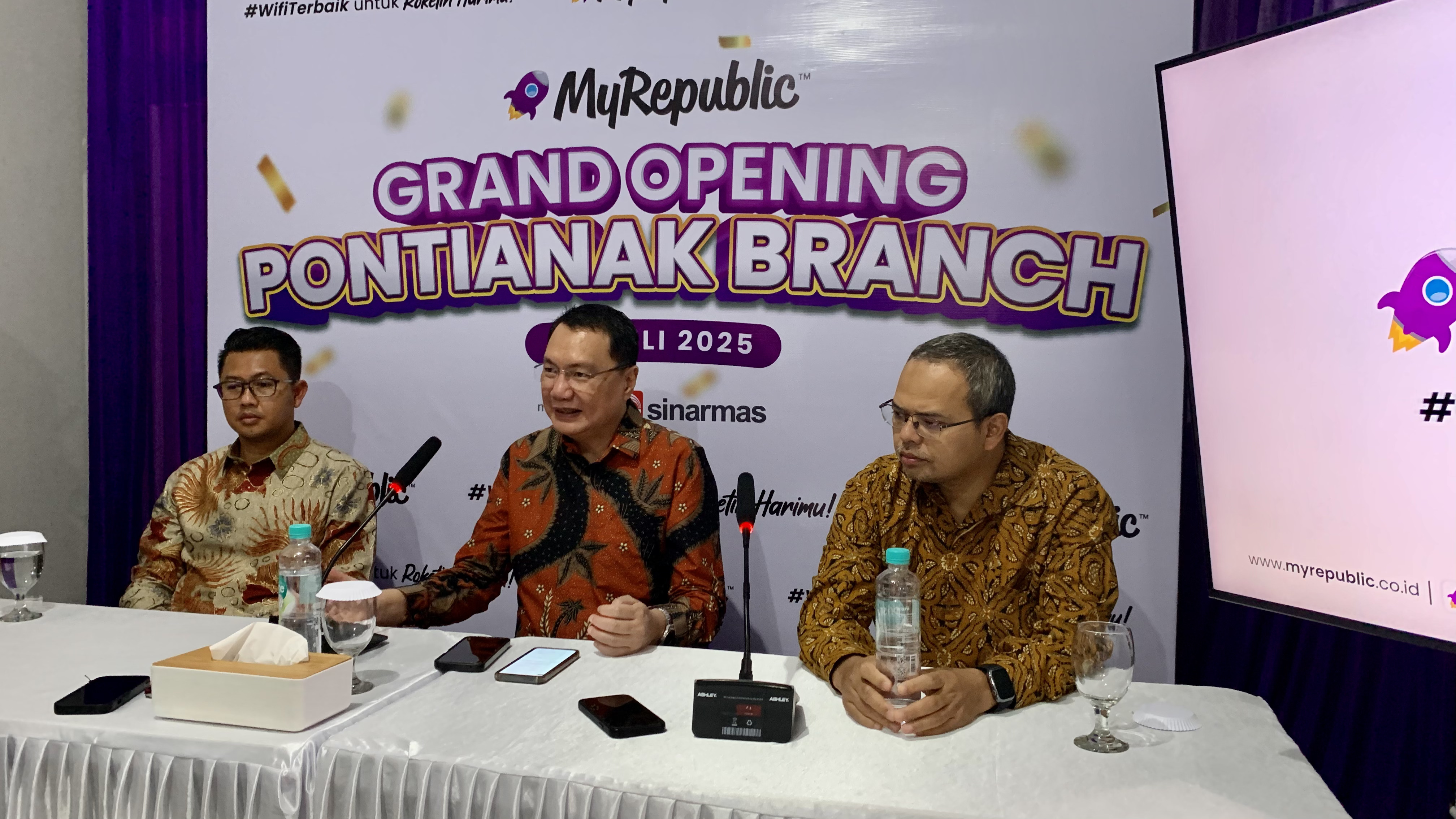 INTERNET : Jajaran direksi MyRepublic Indonesia menyampaikan keterangan pers usai peresmian ekspansi layanan ke Kota Pontianak dan delapan kota lainnya, Rabu (23/7).