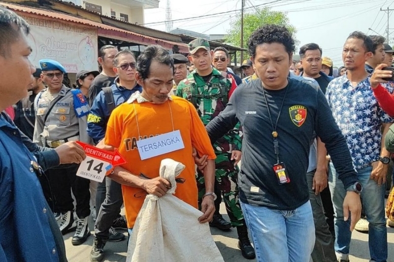 Salah satu adegan rekonstruksi pembunuhan Balita Rafa oleh tersangka UA.