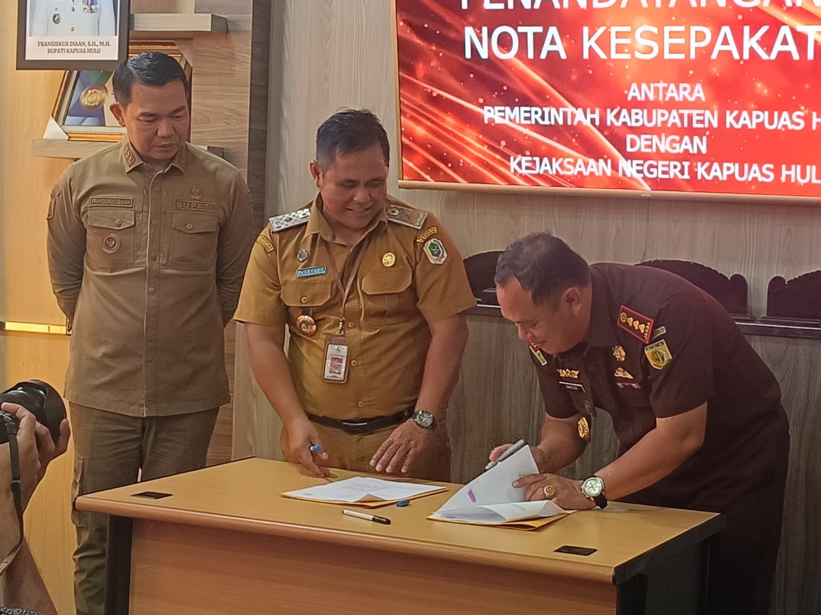 HUKUM : Penandatanganan nota kesepahaman antara Pemkab dan Kejari Kapuas Hulu di bidang hukum perdata dan Tata Usaha Negara.