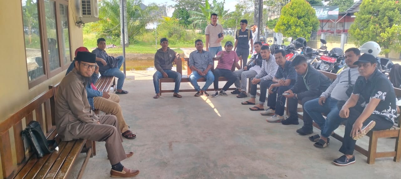 PENDAMPINGAN: Anggota DPRD KKU, Kamiriluddin mendampingi perwakilan pekerja menghadiri forum mediasi.