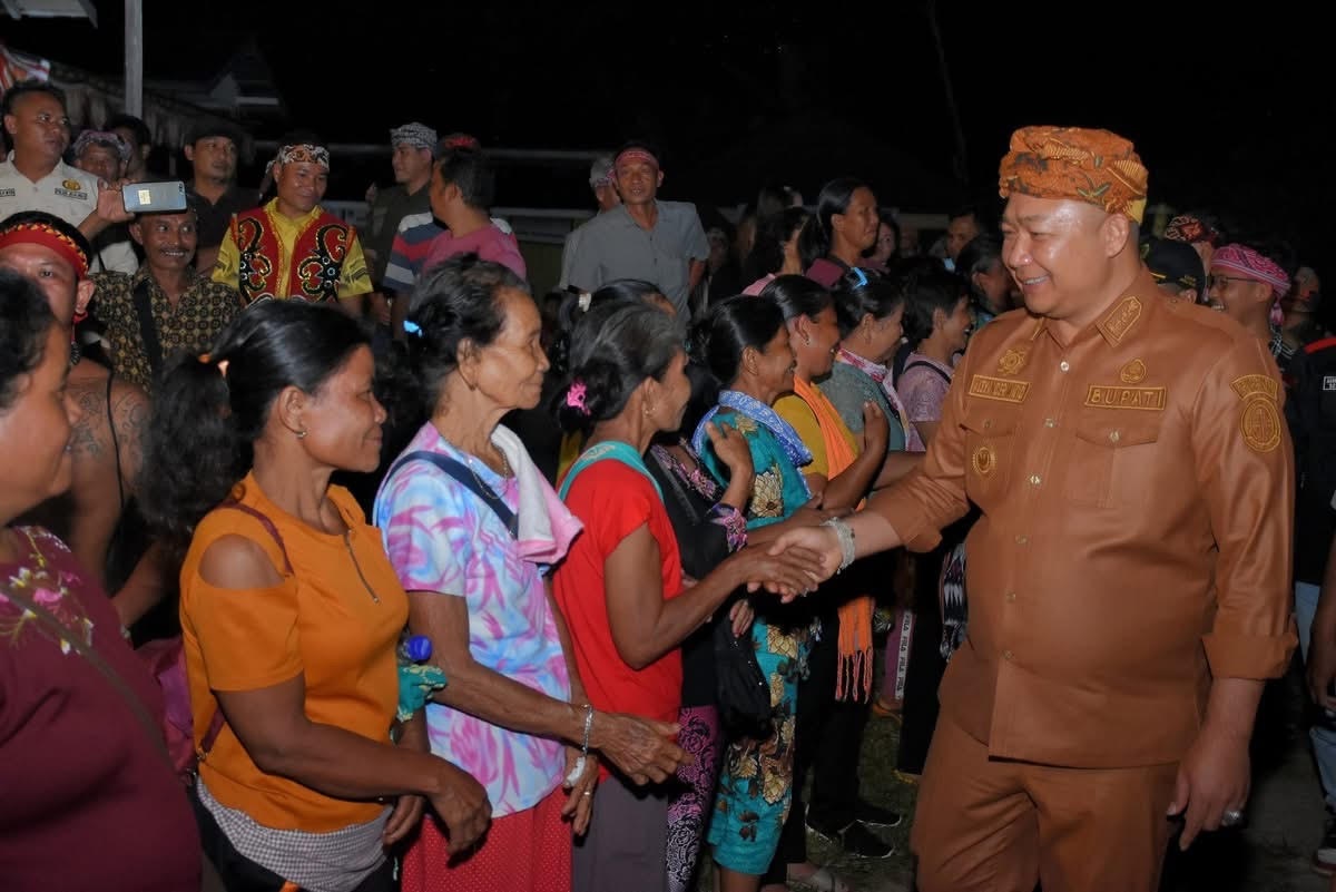 SAMBUT: Bupati Ketapang, Alexander Wilyo, disambut hangat oleh masyarakat Jelai Hulu, Selasa (22/7).