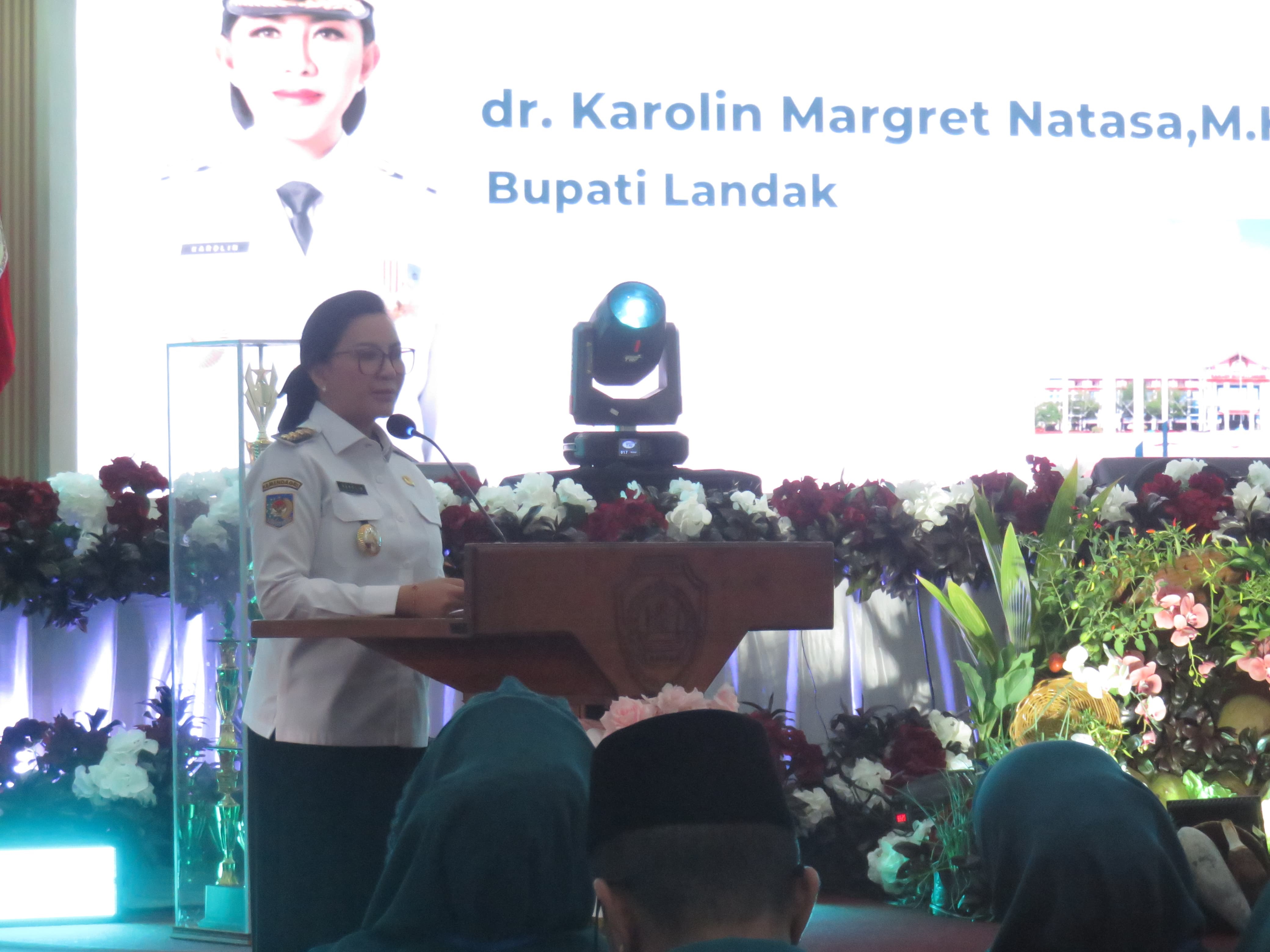 Bupati Karolin Margret Natasa saat menghadiri acara Rakerda PKK ke X TP PKK Provinsi di aula Kantor Bupati Landak.