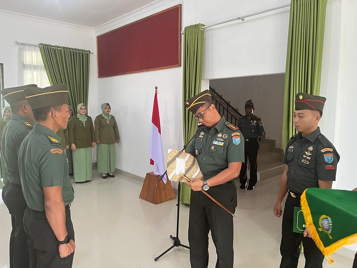 PERWIRA : Dandim 1210/Landak saat memimpin acara pelepasan perwira pindah satuan dan penerimaan perwira baru Kodim 1210/Landak.