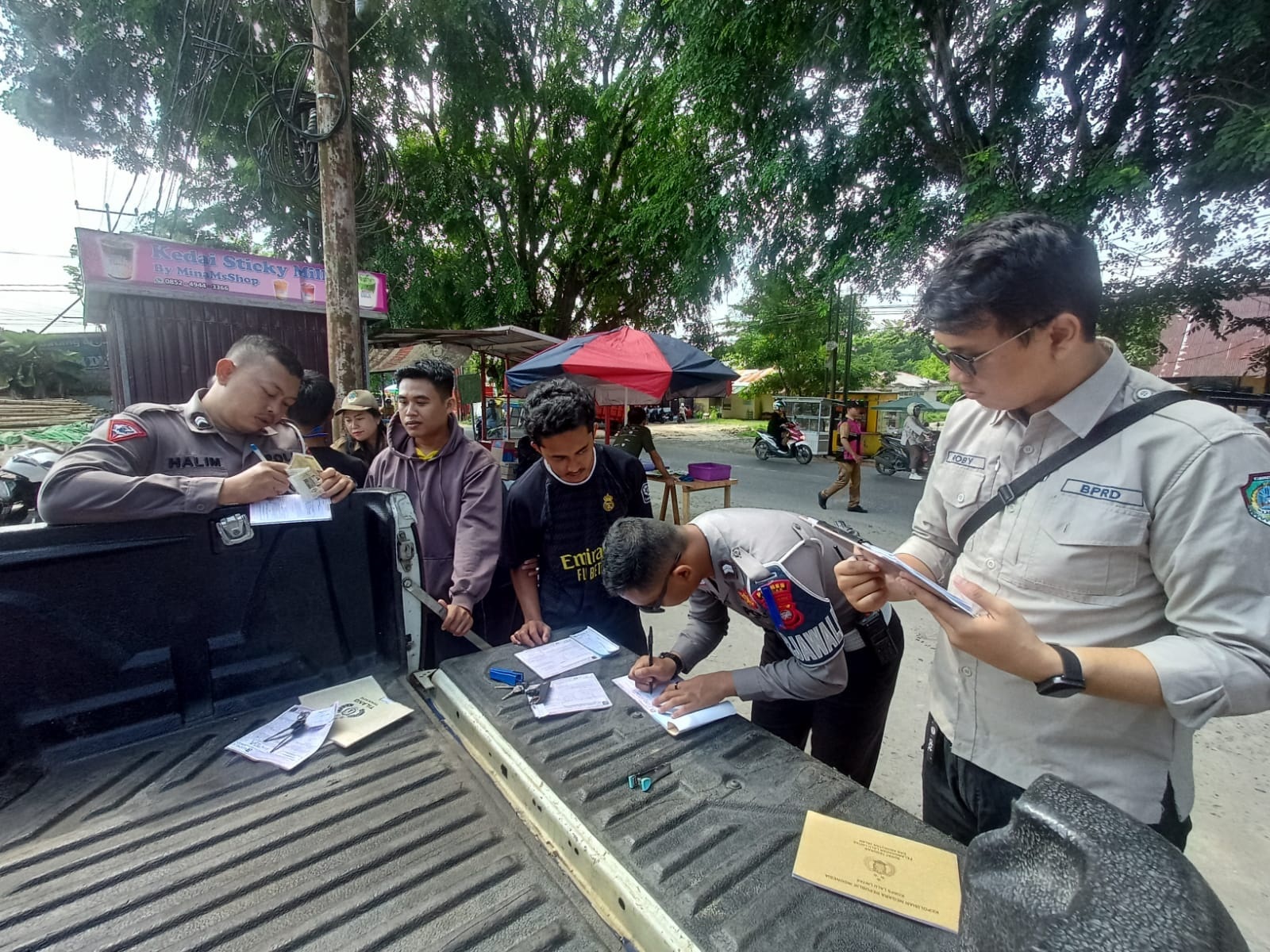 OPERASI : Anggota Satlantas Polres Landak saat melakukan pemeriksaan kelengkapan kendaraan dalam operasi patuh Kapuas 2025 di Kabupaten Landak.