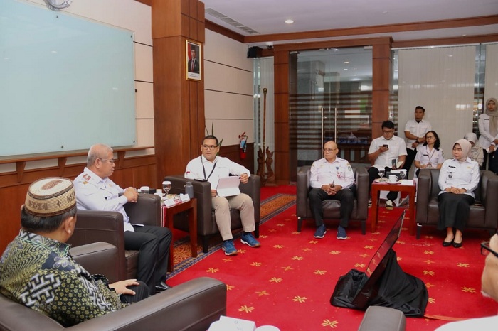 SIAP TUAN RUMAH: Sekda Kalbar Harisson bersama Kepala Perwakilan BI Kalbar Doni Septadijaya dan peserta Coffee Morning membahas kesiapan Pontianak sebagai tuan rumah FESyar KTI 2025, Rabu (23/7).