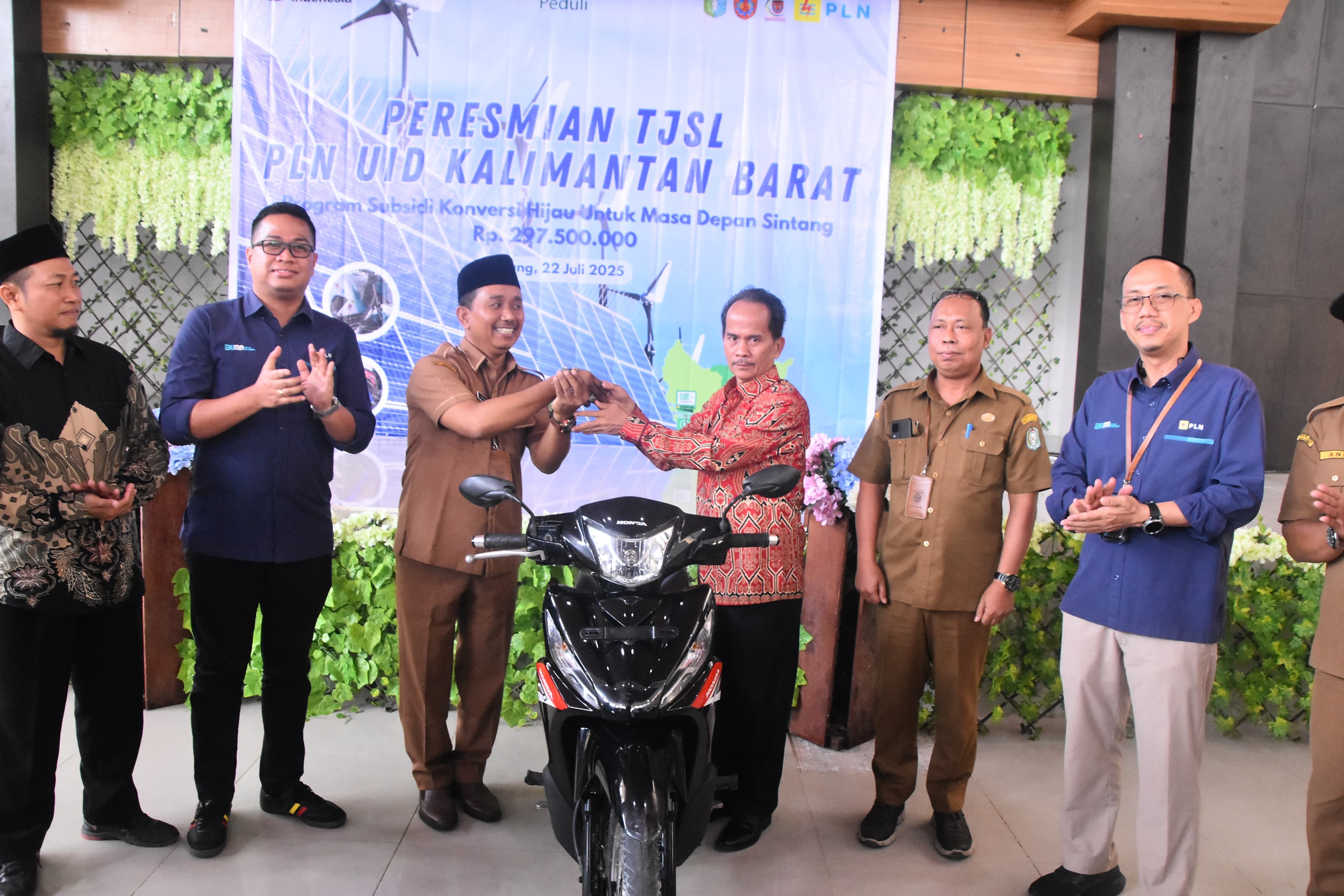 KONVERSI MOTOR LISTRIK: Bupati Sintang Gregorius Bala saat melihat hasil konversi motor bensin menjadi motor listrik buatan siswa SMKN 1 Sintang, Rabu (23/7).