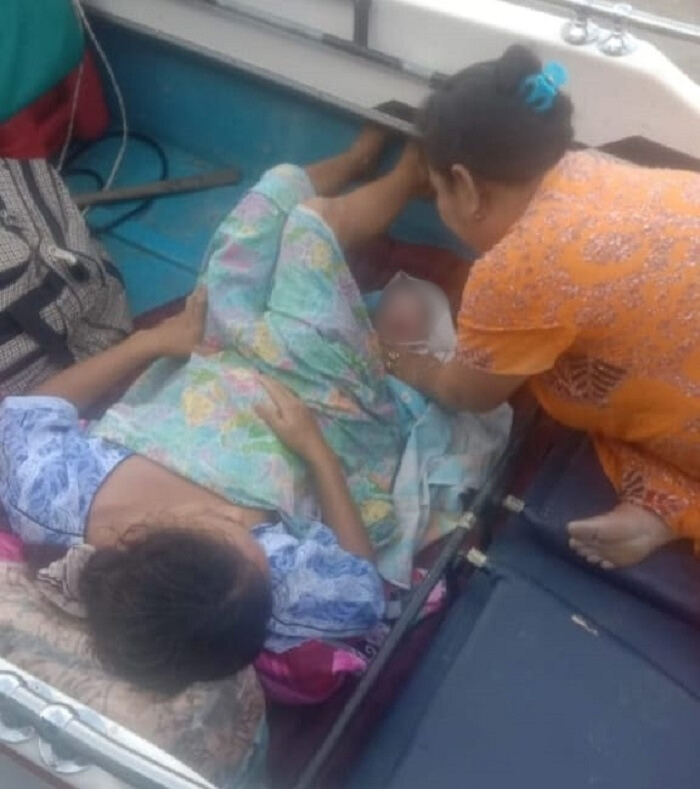 MELAHIRKAN : Seorang ibu di Desa Sekulat Kecamatan Selimbau saat melahirkan di speedboat.