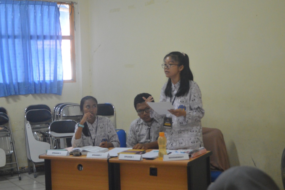 Salah satu speaker sedang menyampaikan argumen saat sesi lomba&nbsp;KEDCOMP 2025.