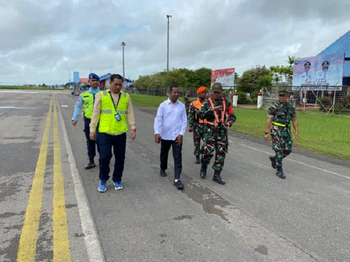 **Caption Singkat:** Gubernur Papua Selatan Apolo Safanpo didampingi personel Kopasgat dan petugas bandara saat tiba di Bandara Mopah, Merauke, Rabu (23/7/2025).