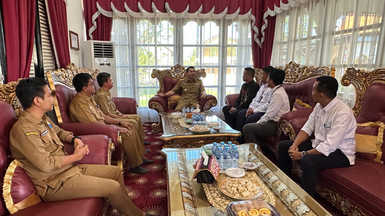 Bupati Kapuas Hulu, Fransiskus Diaan (tengah) beserta jajaran menerima kunjungan dari Manager PLN UP3 Sanggau Hendy Gita Wedhatama (keempat dari kanan) beserta jajaran di pendopo Bupati Kapuas Hulu.