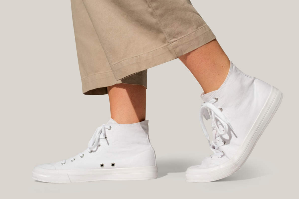Ilustrasi sepatu putih.