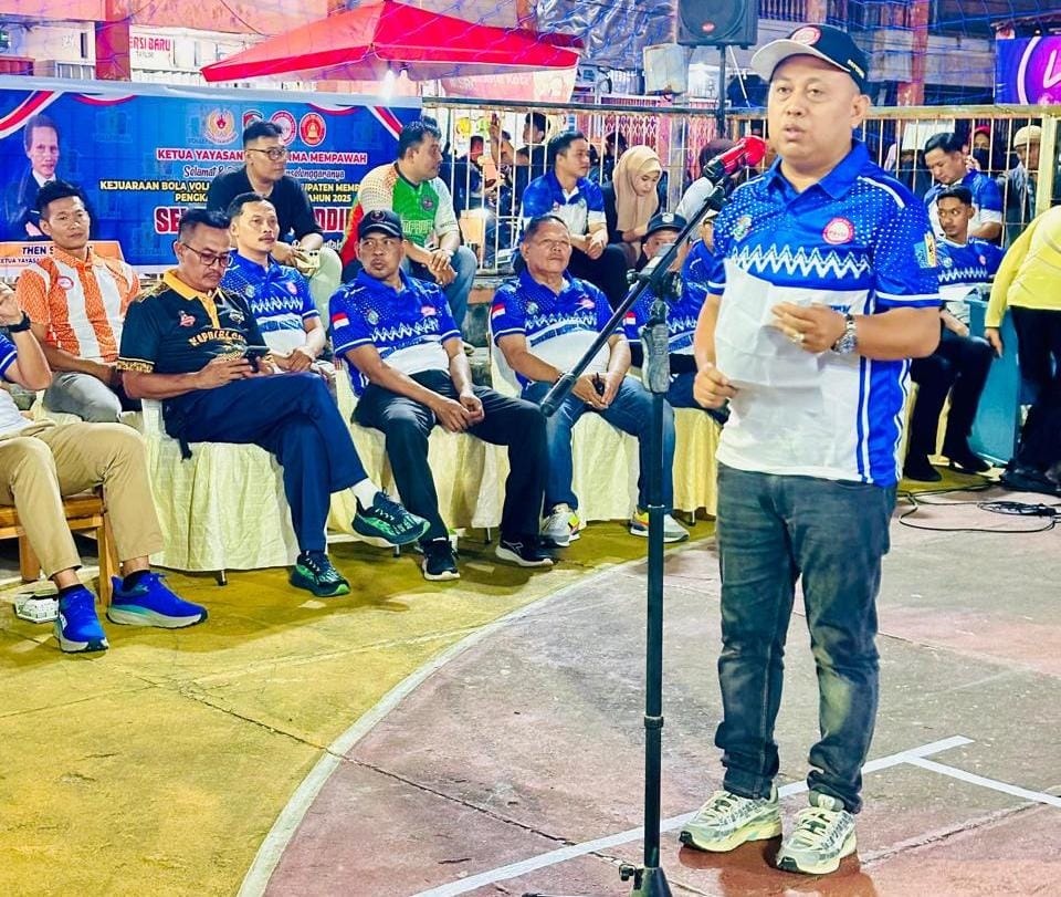 SAMBUTAN: Ketua PBVSI Kabupaten Mempawah memberikan sambutan saat pembukaan PORDEZON 1 Mempawah.