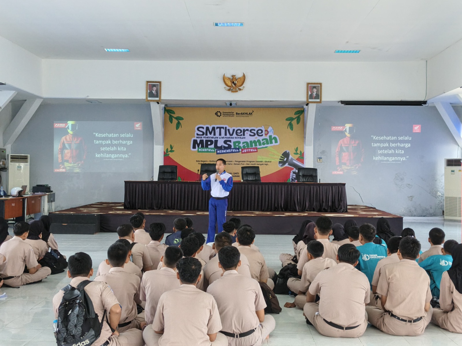Siswa SMK-SMTI Pontianak antusias mengikuti Seminar Safety Riding bersama Astra Motor Kalbar, belajar jadi generasi #Cari_aman demi keselamatan bersama.