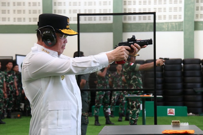 MENEMBAK: Gubernur Kalbar Ria Norsan menembak dalam pembukaan lomba menembak di Kodam XII/Tanjungpura. Pemprov Kalbar dorong olahraga menembak jadi cabang berprestasi dan diminati generasi muda.