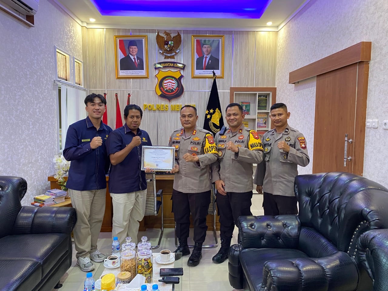 PENGHARGAAN: Kapolres Melawi AKBP Harris Batara Simbolon, didampingi Waka Polres Kompol Aang Permana dan Kasi Keuangan Aipda Noto Raharjo, menerima penghargaan IKPA terbaik dari Kepala KPPN Sintang,