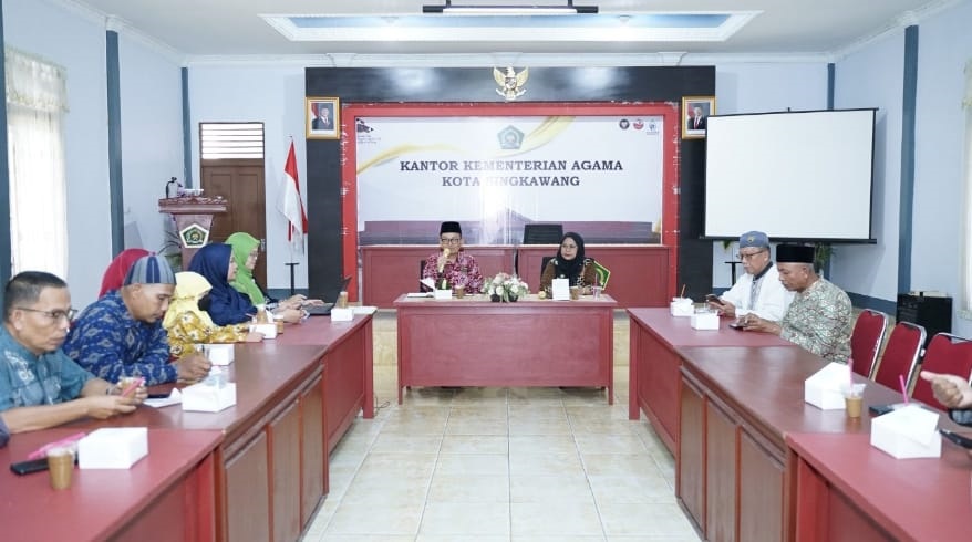 RAKOR: Suasana rakor FKPP bersama pimpinan pondok pesantren se-Kota Singkawang. Persiapan Hari Santri 2025 ditekankan berjalan dalam semangat gotong royong tanpa kompetisi.