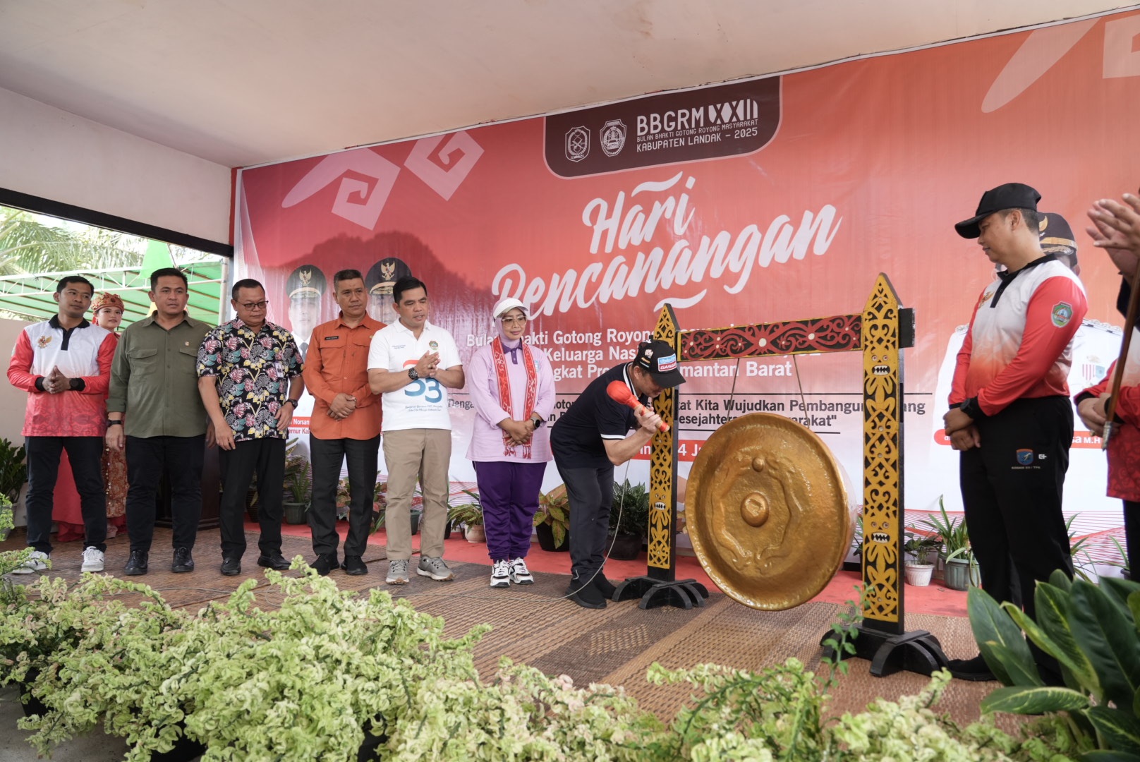 Gubernur Kalbar Ria Norsan memukul gong sebagai tanda pencanangan BBGRM ke-22 dan Harganas ke-32 di Landak, Kamis (24/7).