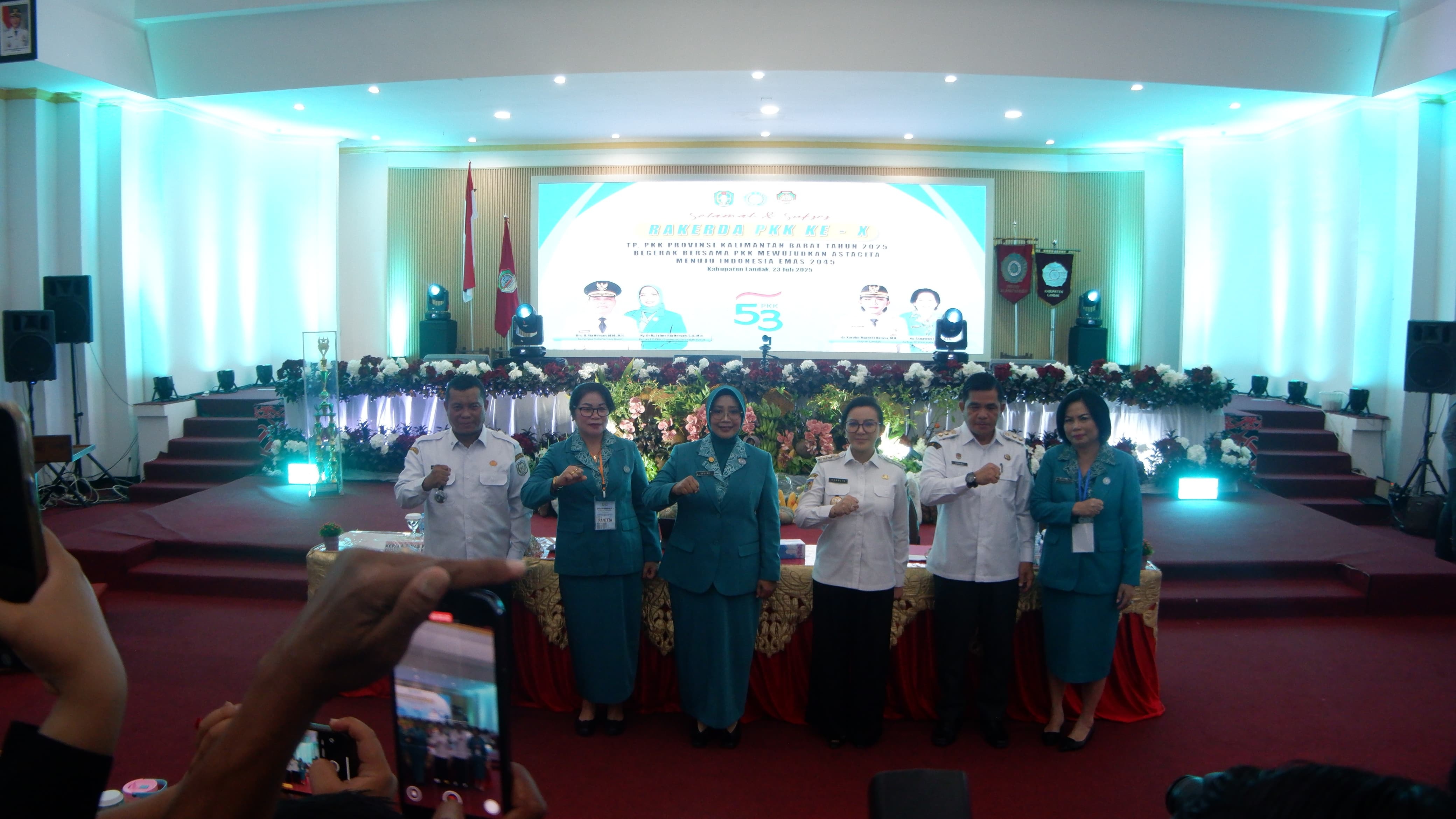RAKERDA : Ketua Tim Penggerak Pemberdayaan dan Kesejahteraan Keluarga (TP PKK) Provinsi Kalbar Erlina Norsan saat memberikan sambutan dalam acara Rapat Kerja Daerah (Rakerda) ke-X di Kabupaten Landak.