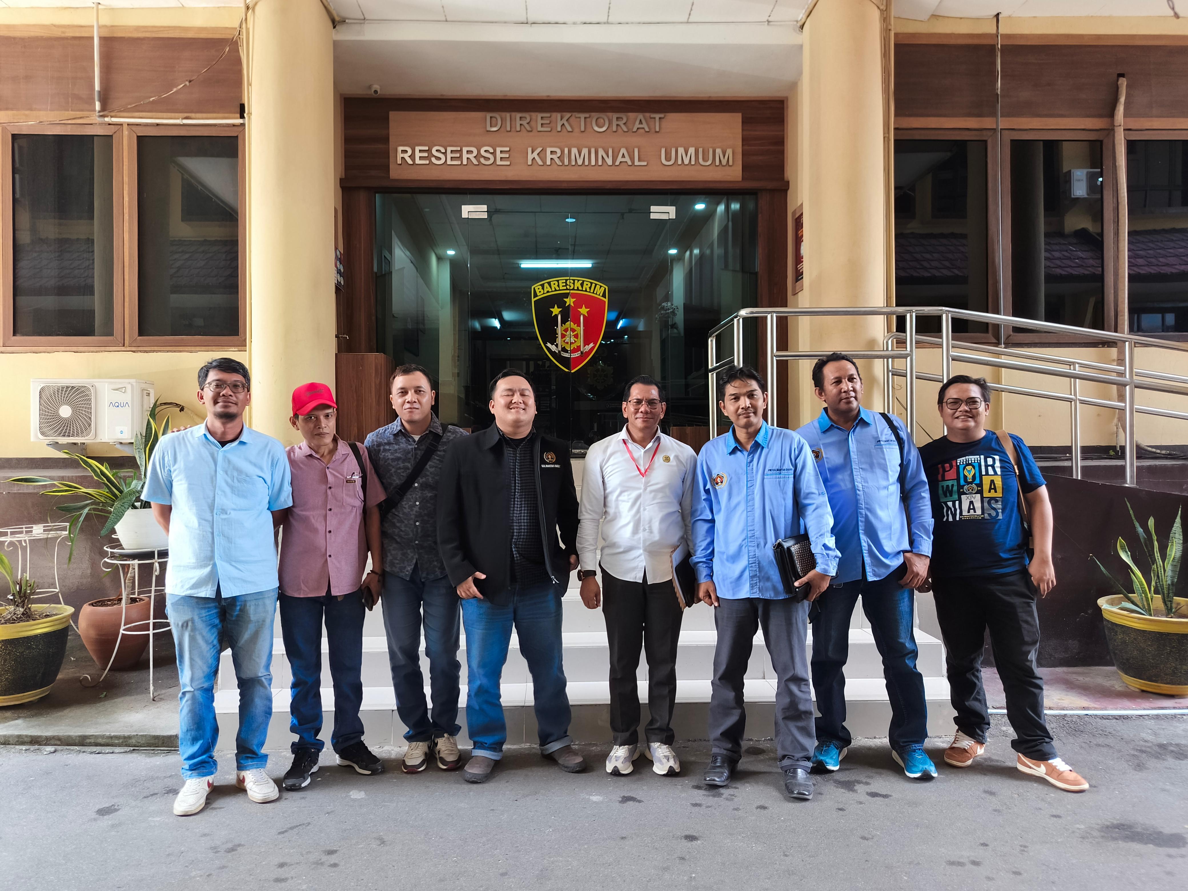 Ketua PWI Kalbar bersama pengurus dan kuasa hukum berfoto usai melaporkan Wawan Suwandi ke Polda Kalbar, Jumat (25/7/2025).