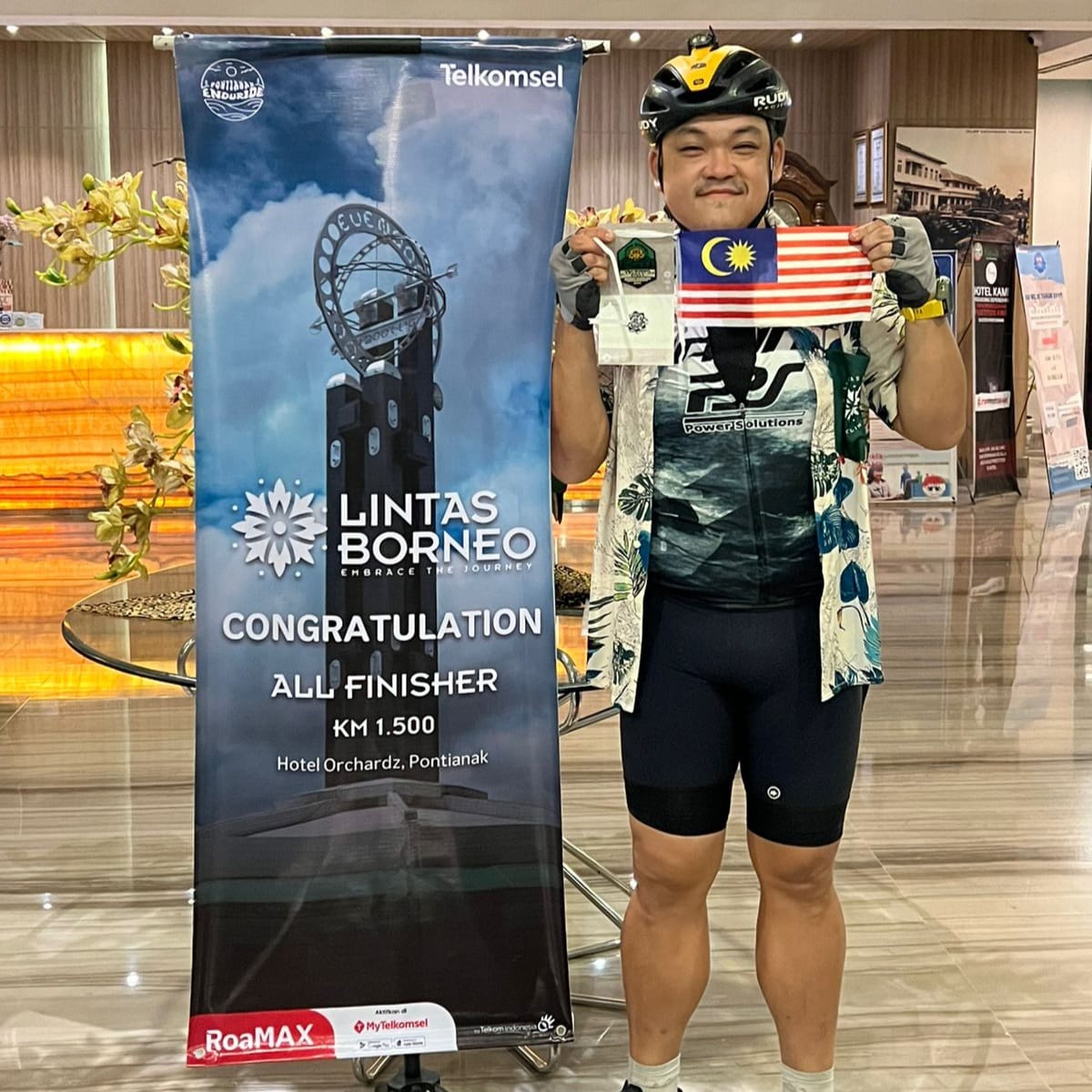 Salah satu peserta Lintas Borneo Enduride tiba di finish setelah menempuh 1.500 km