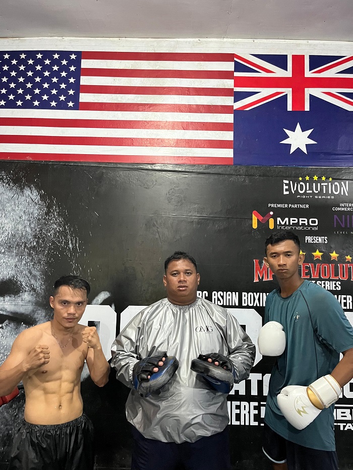BOXING : Hisar Mawan (kiri) dan Leonardo Yordan (kanan) saat berfotobersama pelatih di sasana Daud Boxing Club, Kayong Utara, Kalimantan Barat.&nbsp; Sebelum bertolak ke Ponorogo, Jawa Timur.
