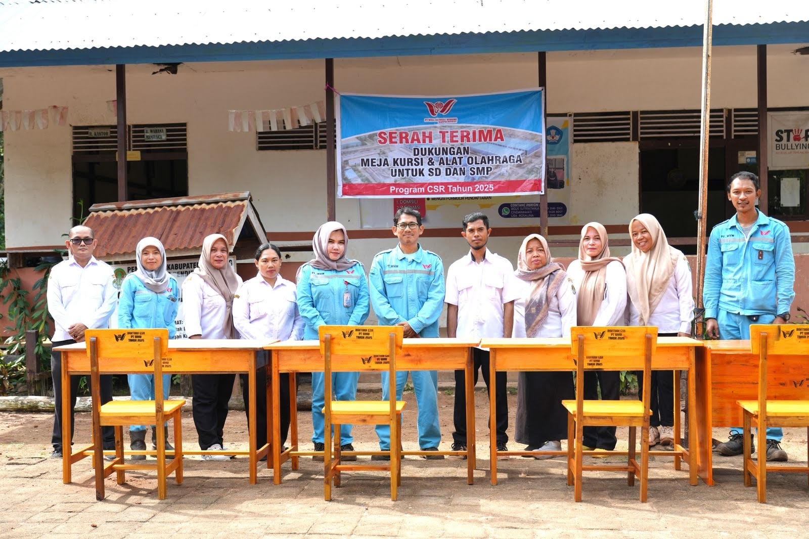 BANTUAN : Perwakilan manajemen PT. WHW menyerahkan bantuan meja dan bangku ke salah satu sekolah di Kendawangan beberapa waktu lalu.