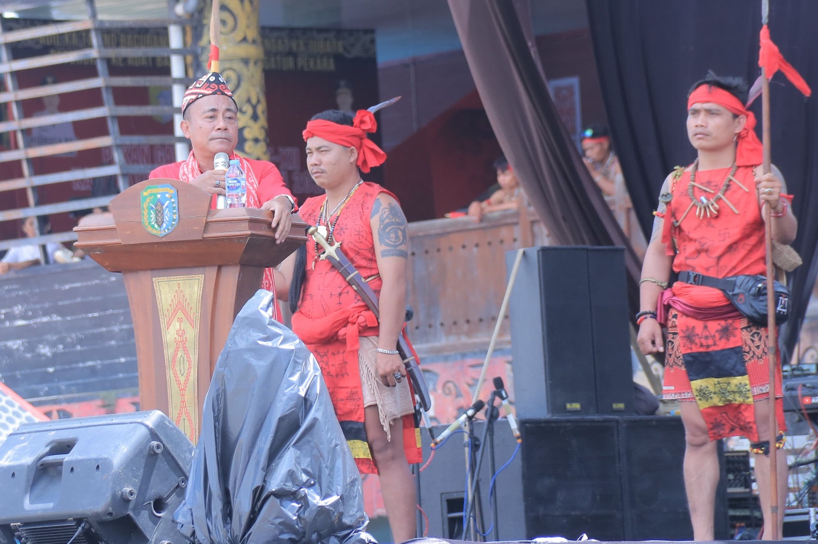 PIDATO: Wakil Gubernur Kalbar Krisantus saat berbicara di kawasan Rumah Betang Tampun Juah di Sintang usai pembukaan Pekan Gawai Dayak, belum lama ini.