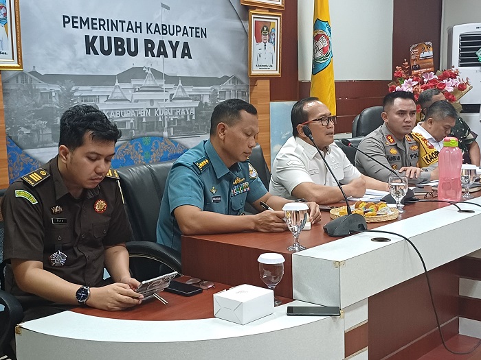 KOORDINASI: Bupati Kubu Raya, Sujiwo memimpin rapat koordinasi membahas keberlangsungan pertanian arang di Kecamatan Batu Ampar, Rabu (24/7), di Ruang Pamong Praja Kntor Bupati Kubu Raya.
